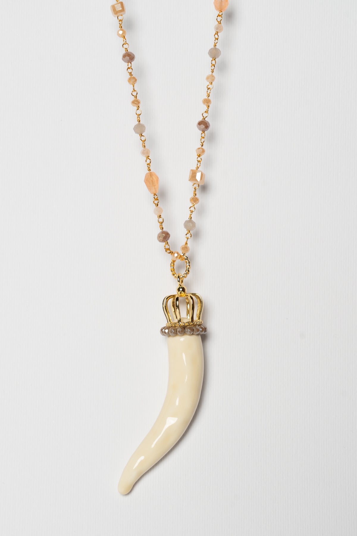 SICYLUI - COLLANA CORNO IN CERAMICA LATTE CON CORONE E CORALLINI TORTORA