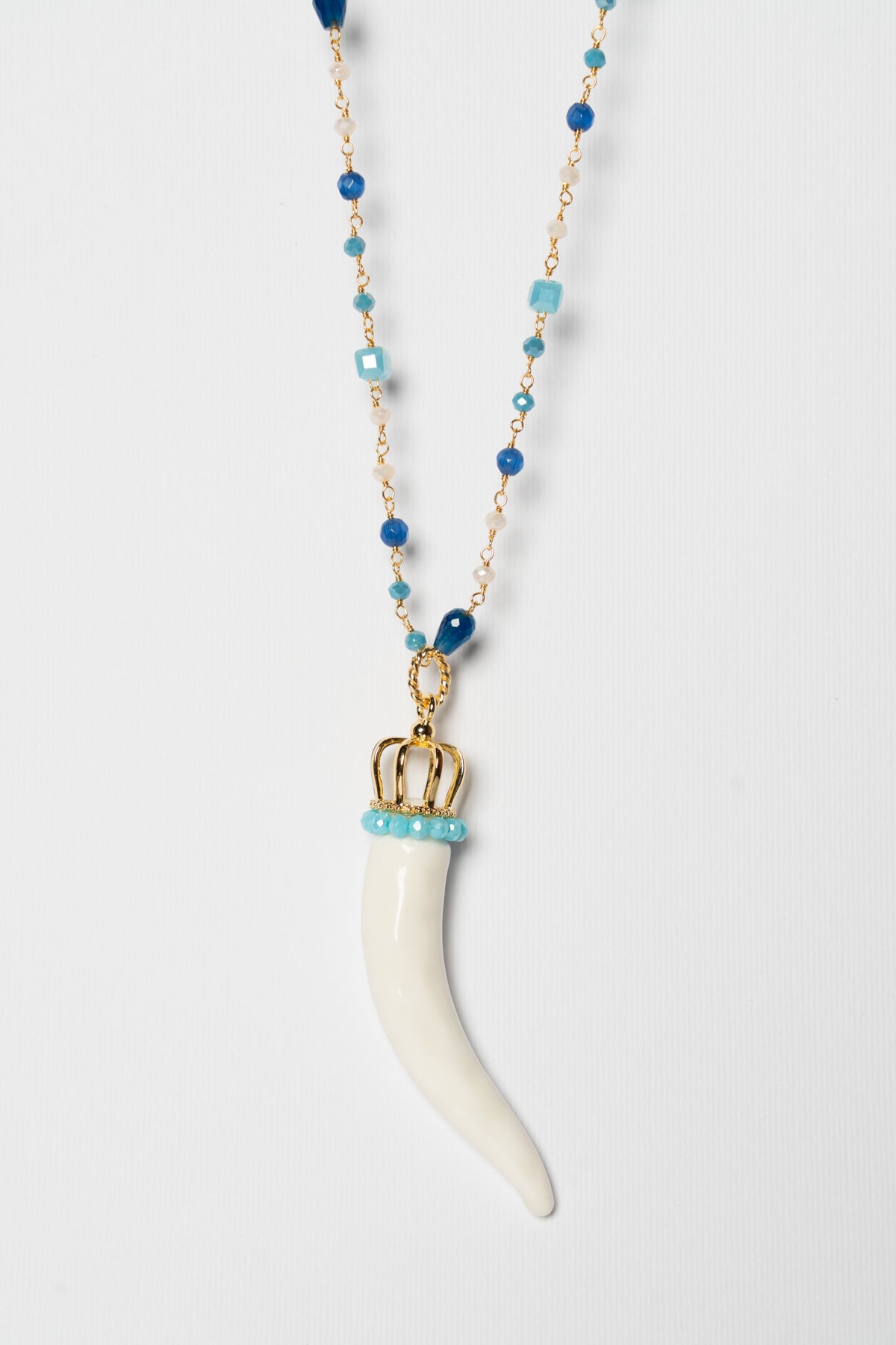 SICYLUI - COLLANA CORNO IN CERAMICA BIANCO CON CORONA E CRISTALLI AZZURRI
