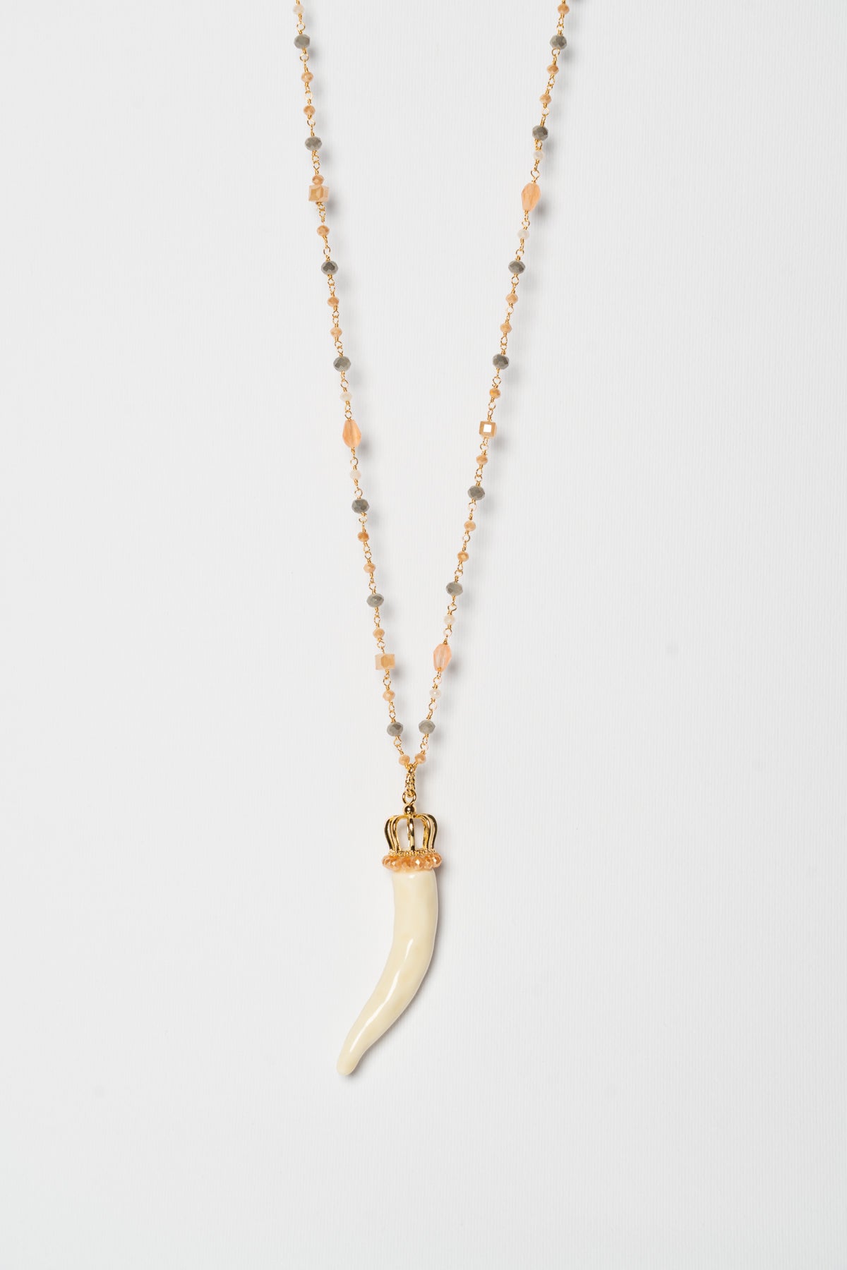 SICYLUI - COLLANA CORNO IN CERAMICA LATTE CON CORONA E CORALLINI BEIGE