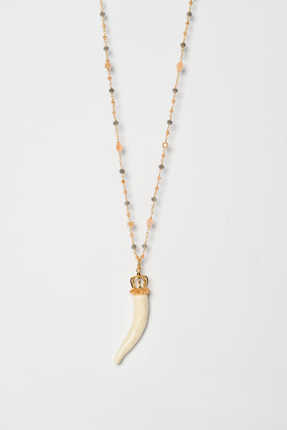 SICYLUI - COLLANA CORNO IN CERAMICA LATTE CON CORONA E CORALLINI BEIGE