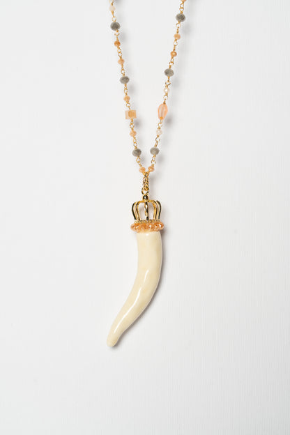 SICYLUI - COLLANA CORNO IN CERAMICA LATTE CON CORONA E CORALLINI BEIGE