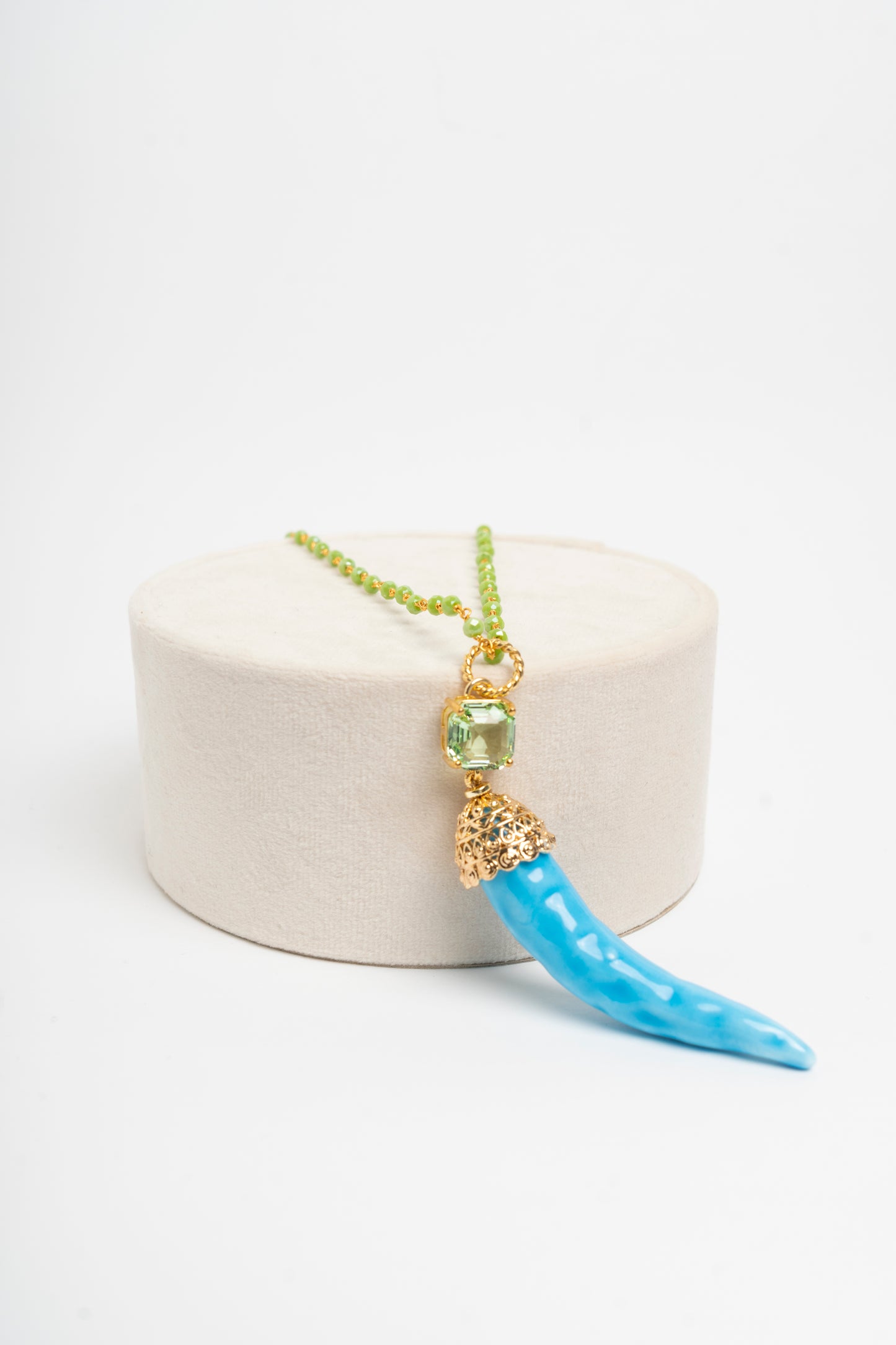 SICYLUI - COLLANA CORNO IN CERAMICA TURCHESE E CRISTALLO VERDE