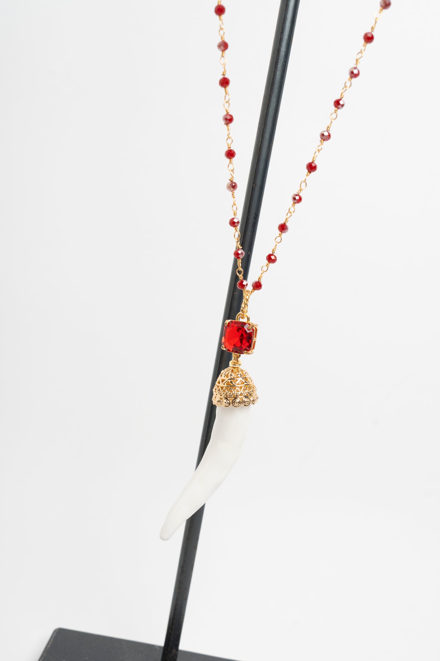 SICYLUI - COLLANA CORNO IN CERAMICA BIANCO E CRISTALLO ROSSO