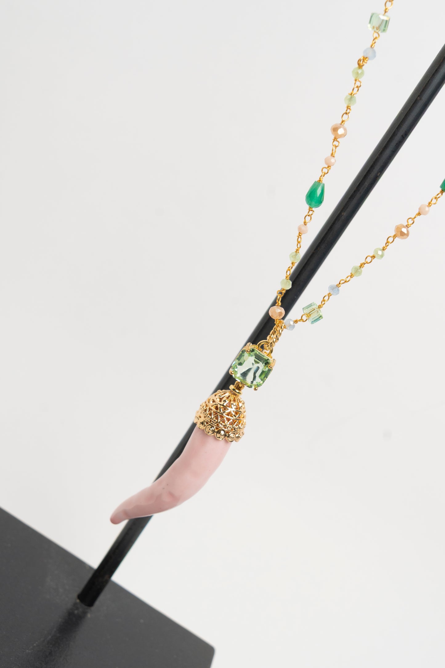 SICYLUI - COLLANA CORNO IN CERAMICA CIPRIA E CRISTALLO VERDE