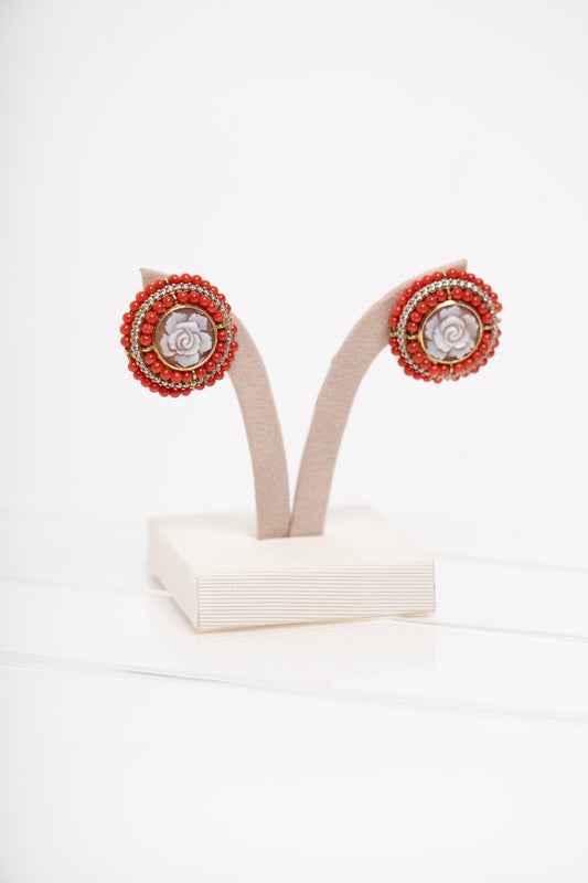 SOARA - ORECCHINI CENTRALE IN CAMEO E DOPPIO GIRO DI SFERE IN CORALLO