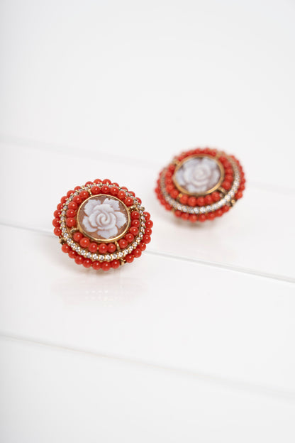 SOARA - ORECCHINI CENTRALE IN CAMEO E DOPPIO GIRO DI SFERE IN CORALLO