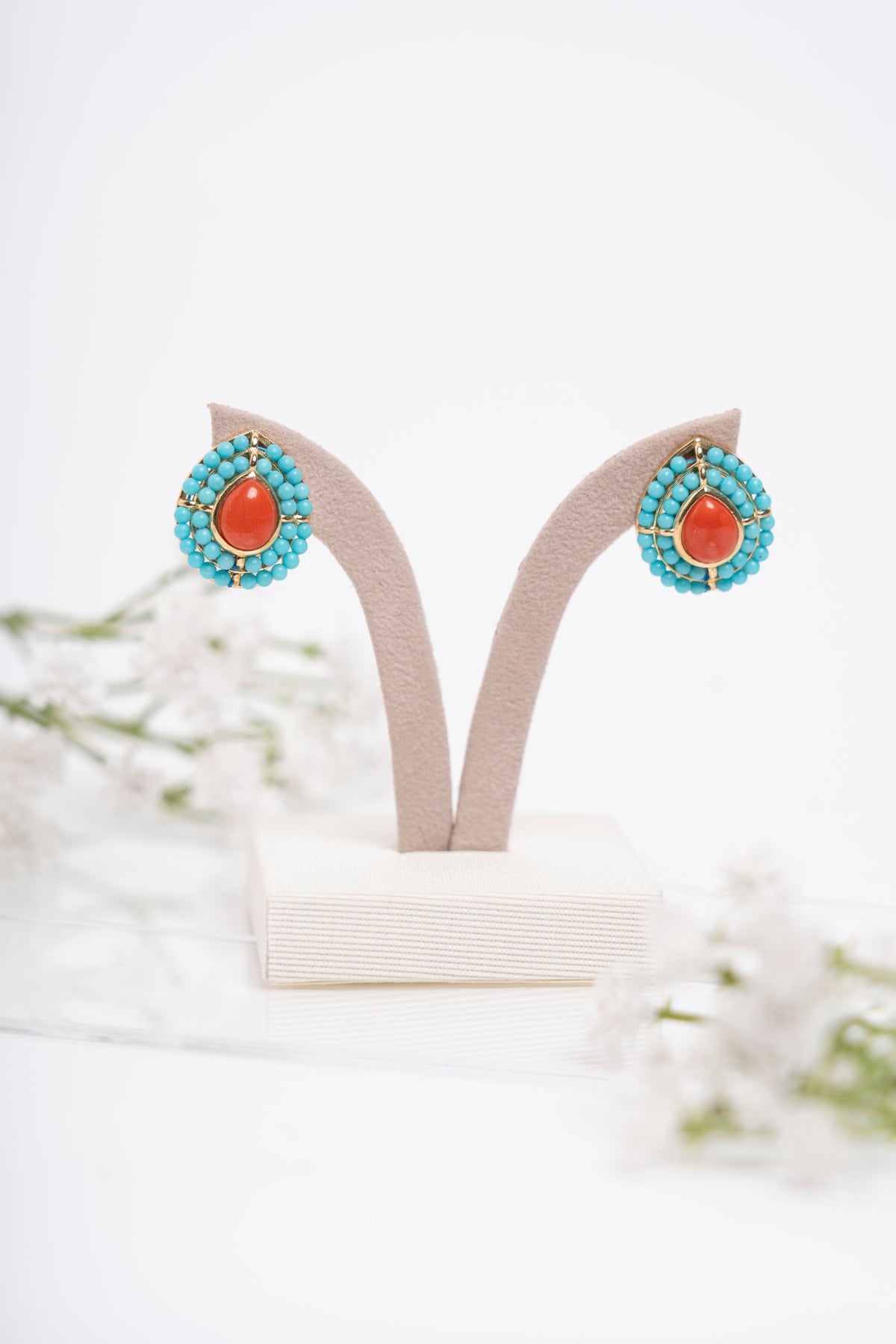 SOARA - ORECCHINI A GOCCIA CON CENTRALE IN CORALLO E DOPPIO GIRO DI MICROSFERE IN TURCHESE