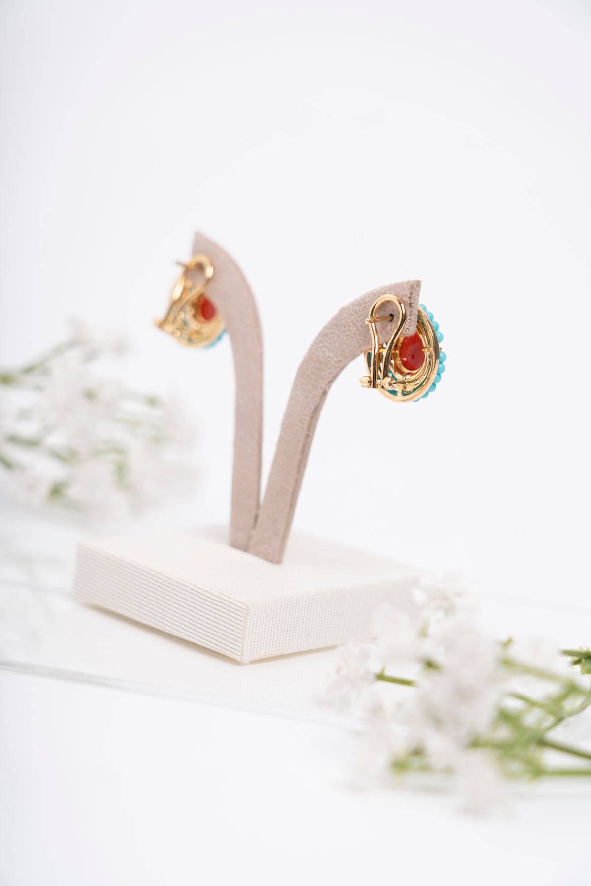 SOARA - ORECCHINI A GOCCIA CON CENTRALE IN CORALLO E DOPPIO GIRO DI MICROSFERE IN TURCHESE