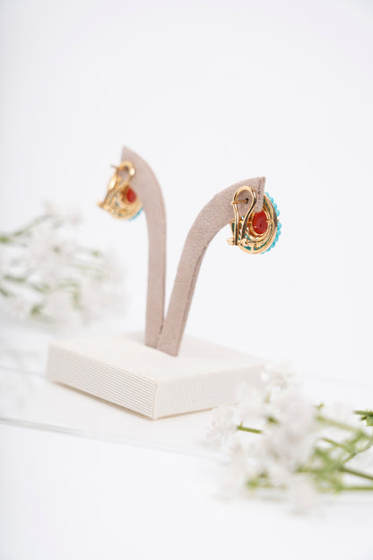 SOARA - ORECCHINI A GOCCIA CON CENTRALE IN CORALLO E DOPPIO GIRO DI MICROSFERE IN TURCHESE