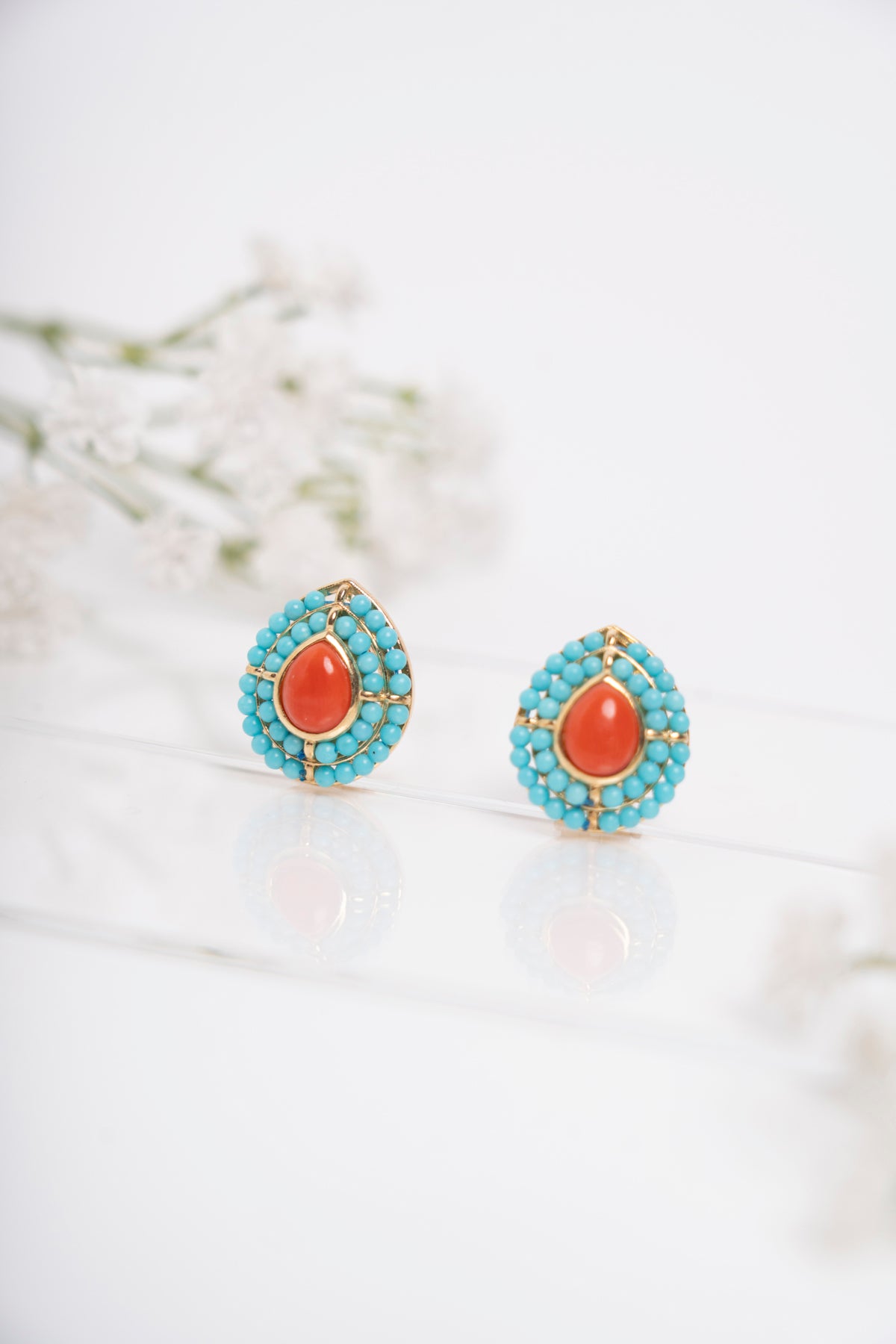 SOARA - ORECCHINI A GOCCIA CON CENTRALE IN CORALLO E DOPPIO GIRO DI MICROSFERE IN TURCHESE