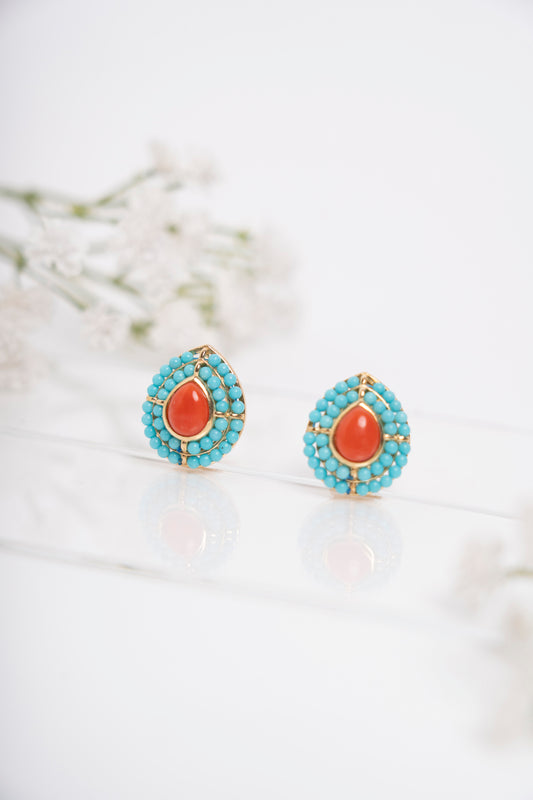 SOARA - ORECCHINI A GOCCIA CON CENTRALE IN CORALLO E DOPPIO GIRO DI MICROSFERE IN TURCHESE