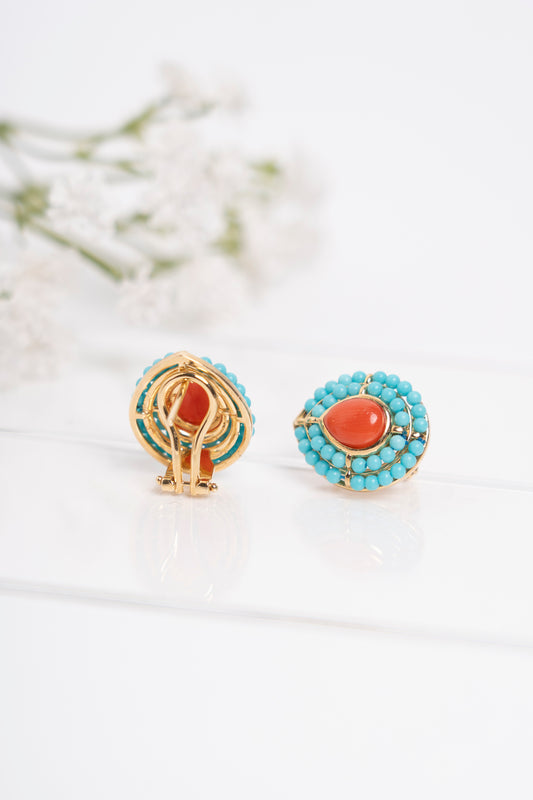 SOARA - ORECCHINI A GOCCIA CON CENTRALE IN CORALLO E DOPPIO GIRO DI MICROSFERE IN TURCHESE