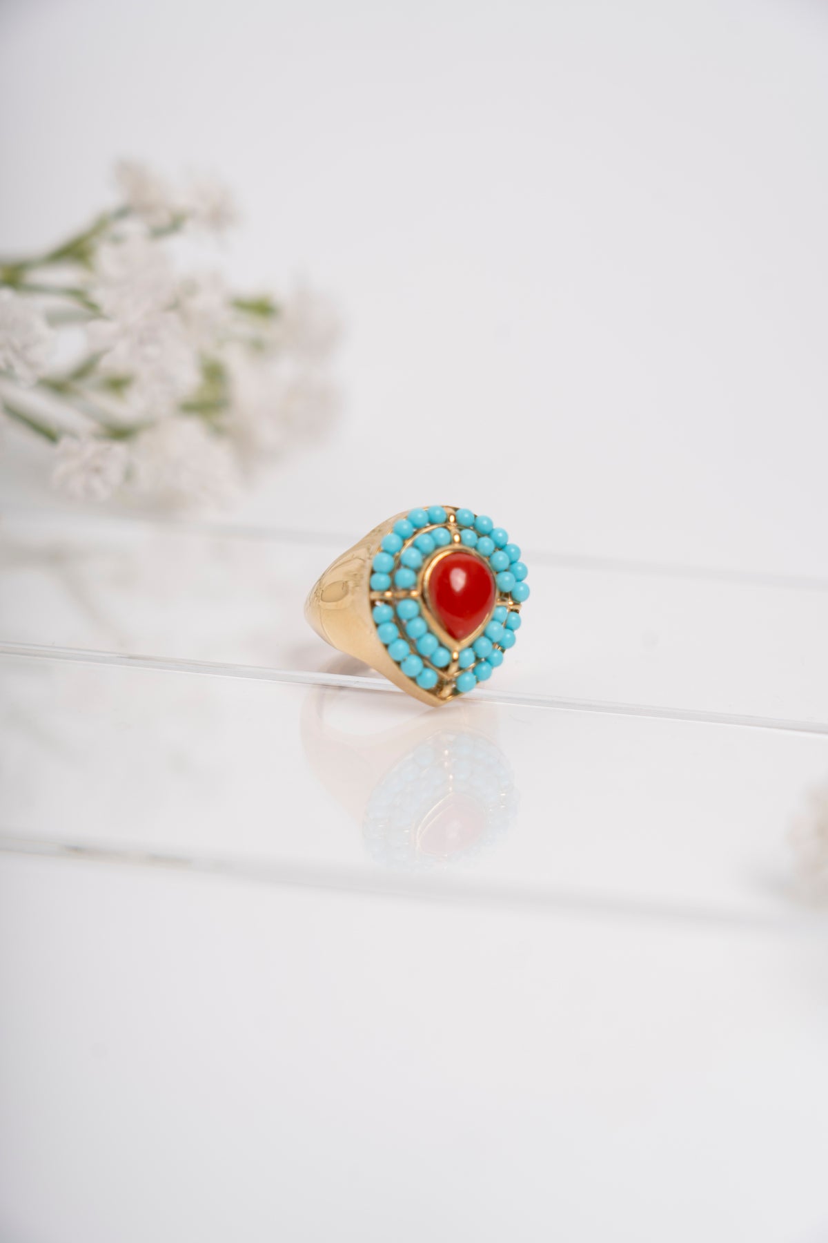 SOARA - ANELLO A GOCCIA CON CENTRALE IN CORALLO E MICROSFERE IN TURCHESE