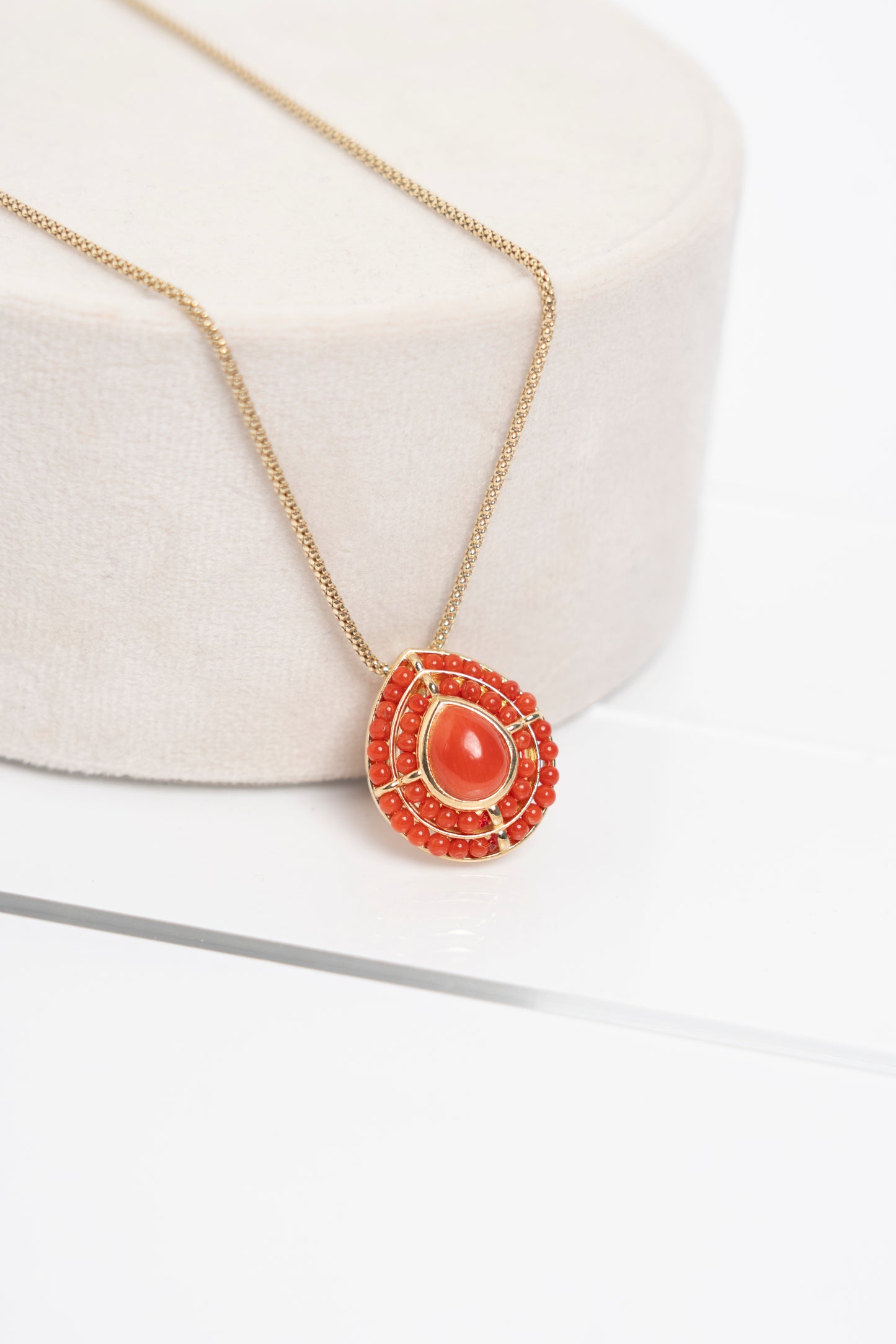 SOARA - COLLANA PENDENTE A GOCCIA CON CENTRALE E MICROSFERE CORALLO MEDITERRANEO