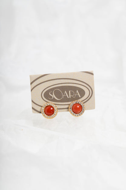 SOARA - ORECCHINI A LOBO TONDI IN ARGENTO DORATO, CORALLO E ZIRCONI