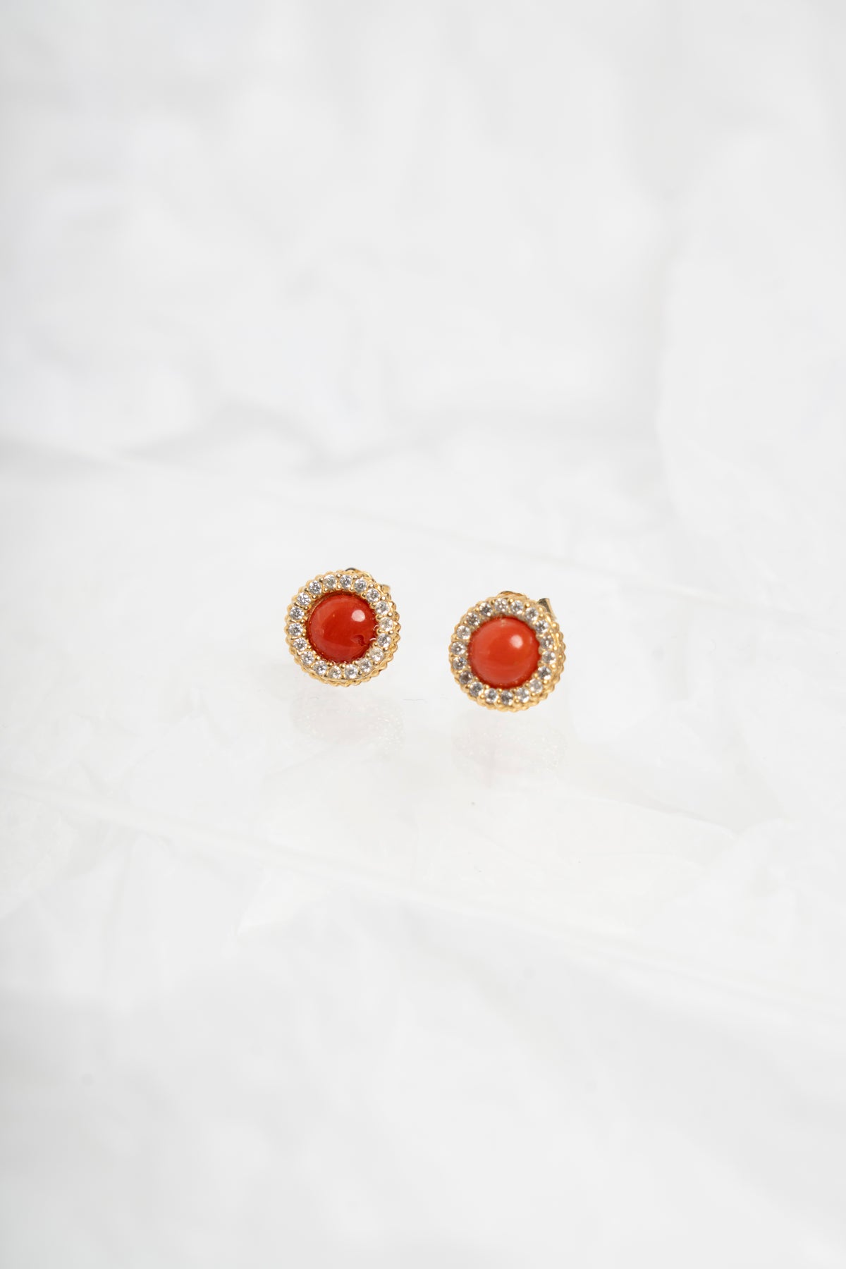 SOARA - ORECCHINI A LOBO TONDI IN ARGENTO DORATO, CORALLO E ZIRCONI