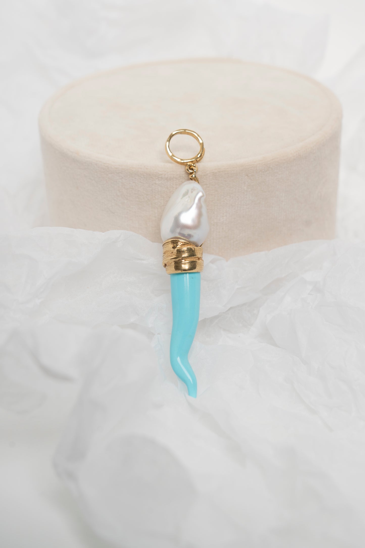 SOARA - CIONDOLO CORNO IN PASTA DI TURCHESE E PERLA BAROCCA