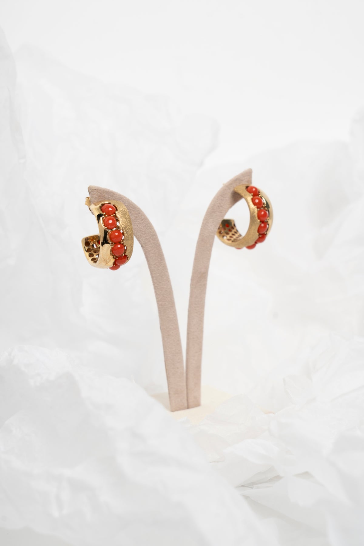 SOARA - ORECCHINI CERCHI ARGENTO DORATO OPACO-LUCIDO CON SFERE LISCE IN CORALLO