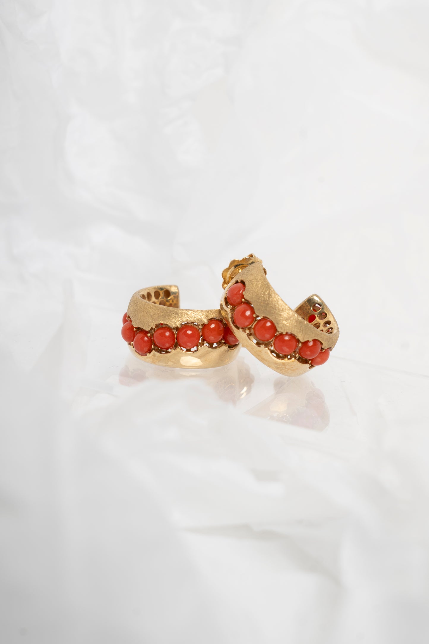 SOARA - ORECCHINI CERCHI ARGENTO DORATO OPACO-LUCIDO CON SFERE LISCE IN CORALLO