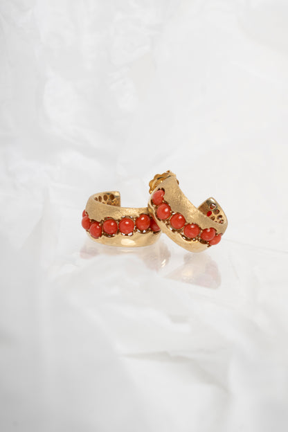 SOARA - ORECCHINI CERCHI ARGENTO DORATO OPACO-LUCIDO CON SFERE LISCE IN CORALLO