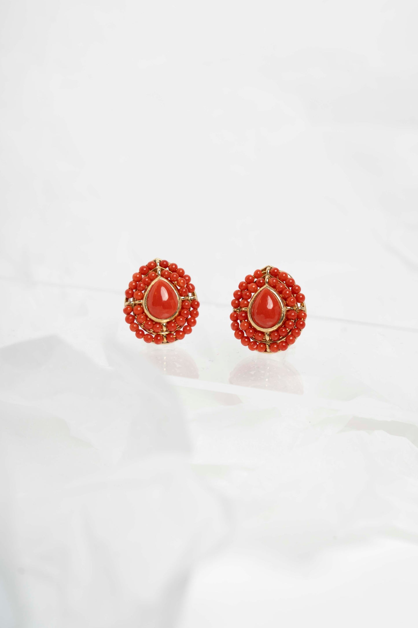 SOARA - ORECCHINI A GOCCIA CON CENTRALE E MICROSFERE IN CORALLO