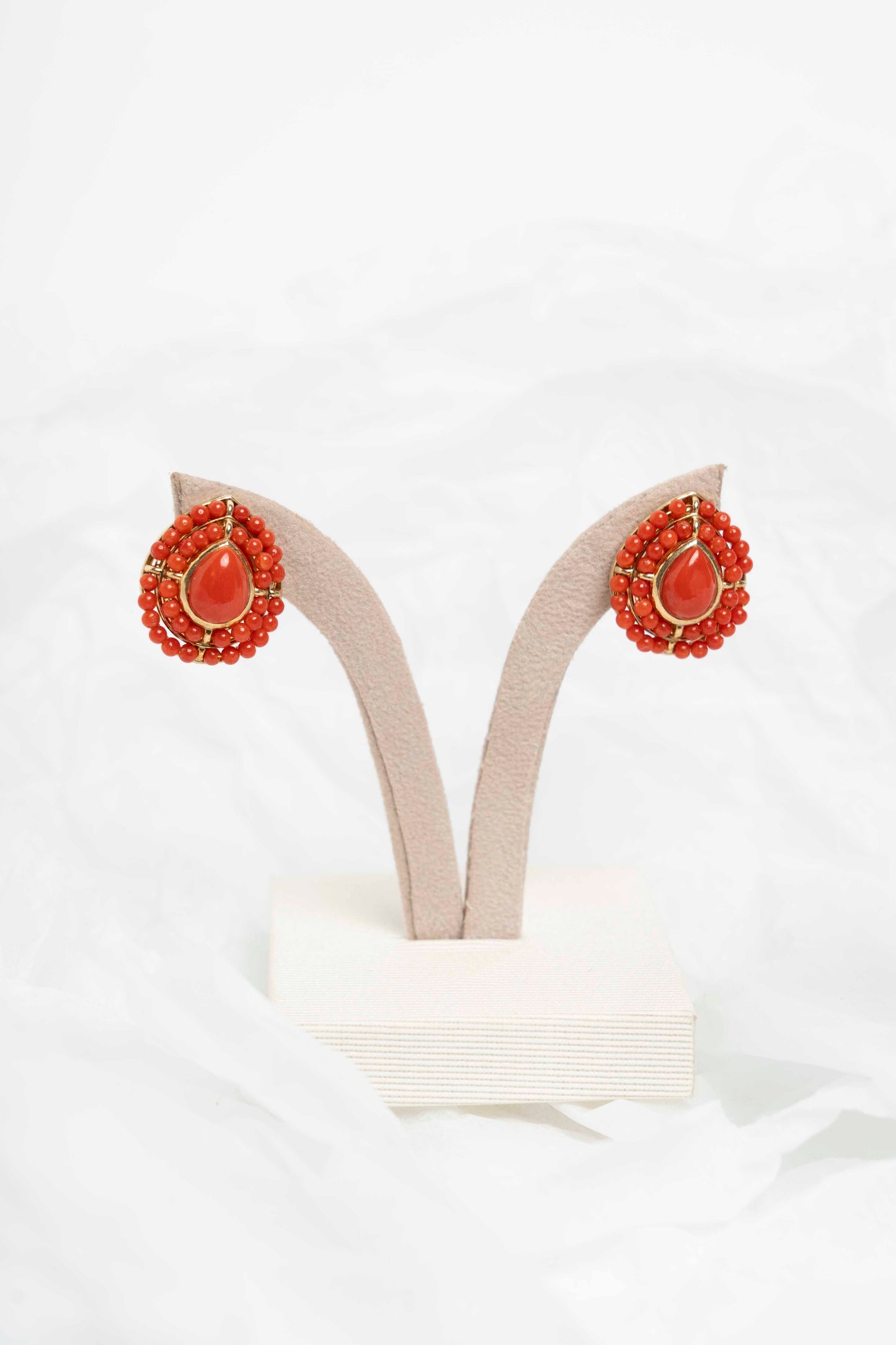 SOARA - ORECCHINI A GOCCIA CON CENTRALE E MICROSFERE IN CORALLO