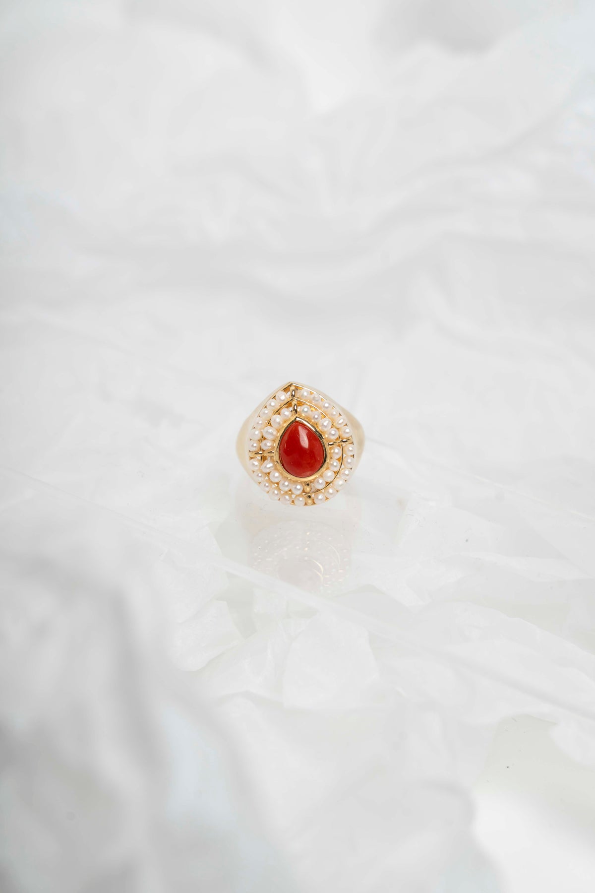 SOARA - ANELLO A GOCCIA CON CENTRALE IN CORALLO E MICROSFERE IN PERLE