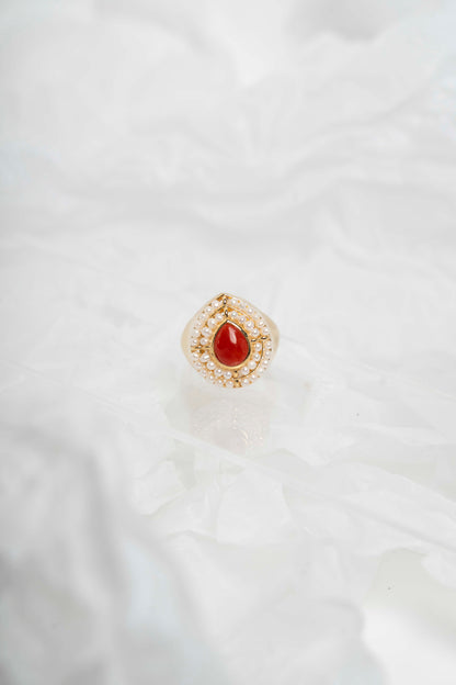 SOARA - ANELLO A GOCCIA CON CENTRALE IN CORALLO E MICROSFERE IN PERLE