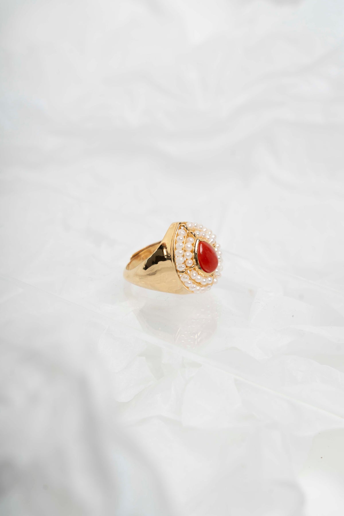 SOARA - ANELLO A GOCCIA CON CENTRALE IN CORALLO E MICROSFERE IN PERLE