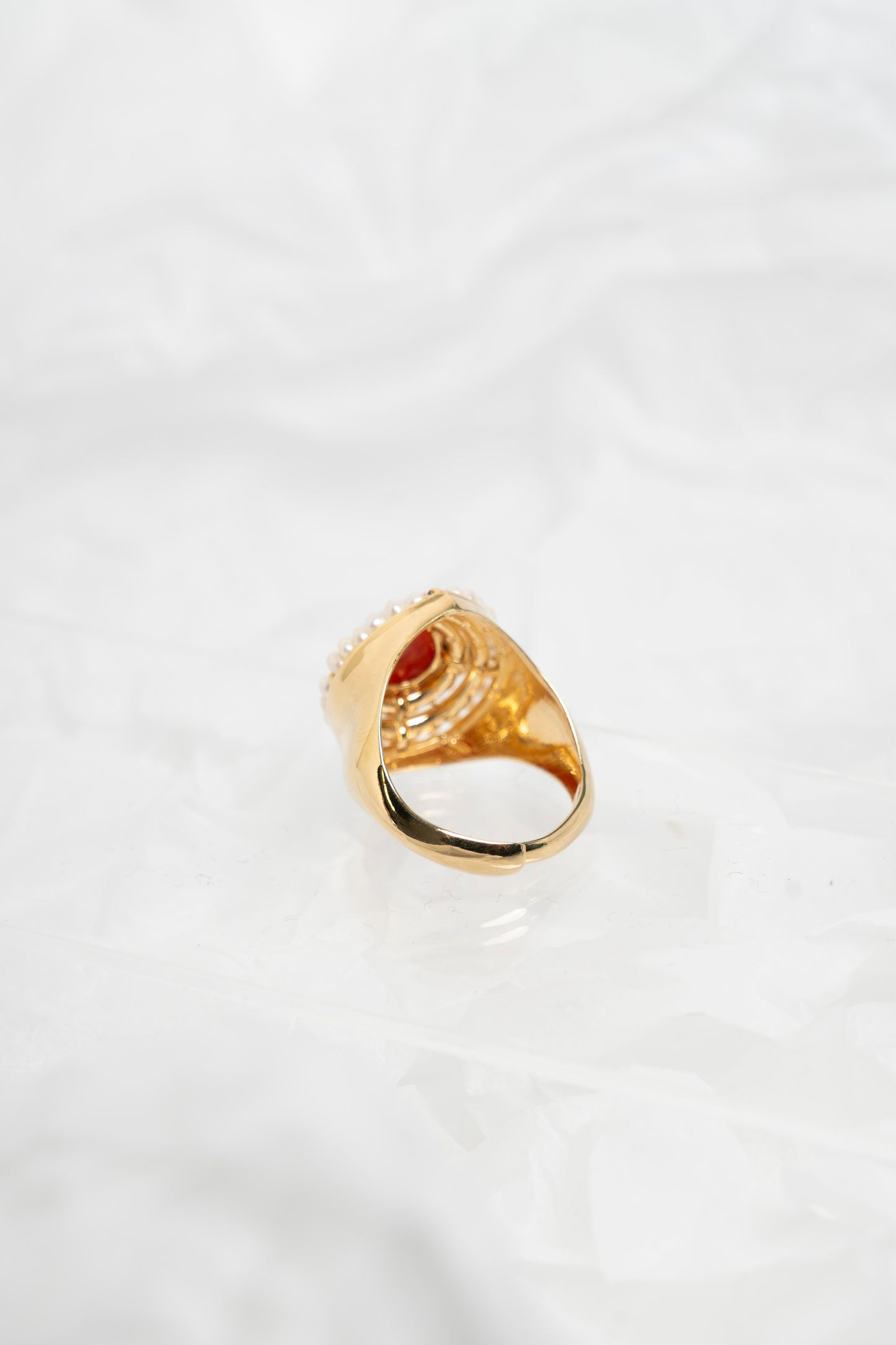 SOARA - ANELLO A GOCCIA CON CENTRALE IN CORALLO E MICROSFERE IN PERLE