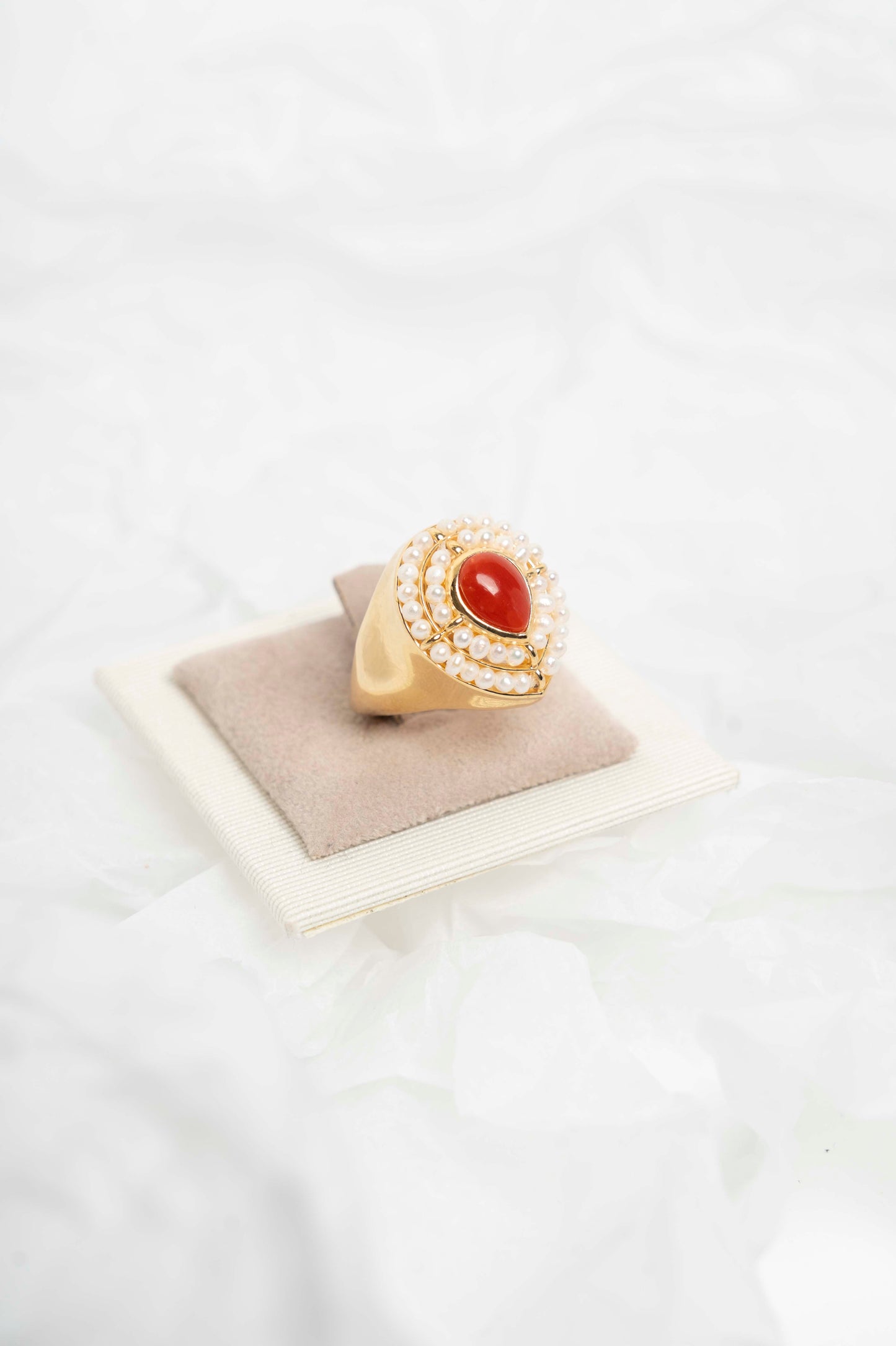 SOARA - ANELLO A GOCCIA CON CENTRALE IN CORALLO E MICROSFERE IN PERLE