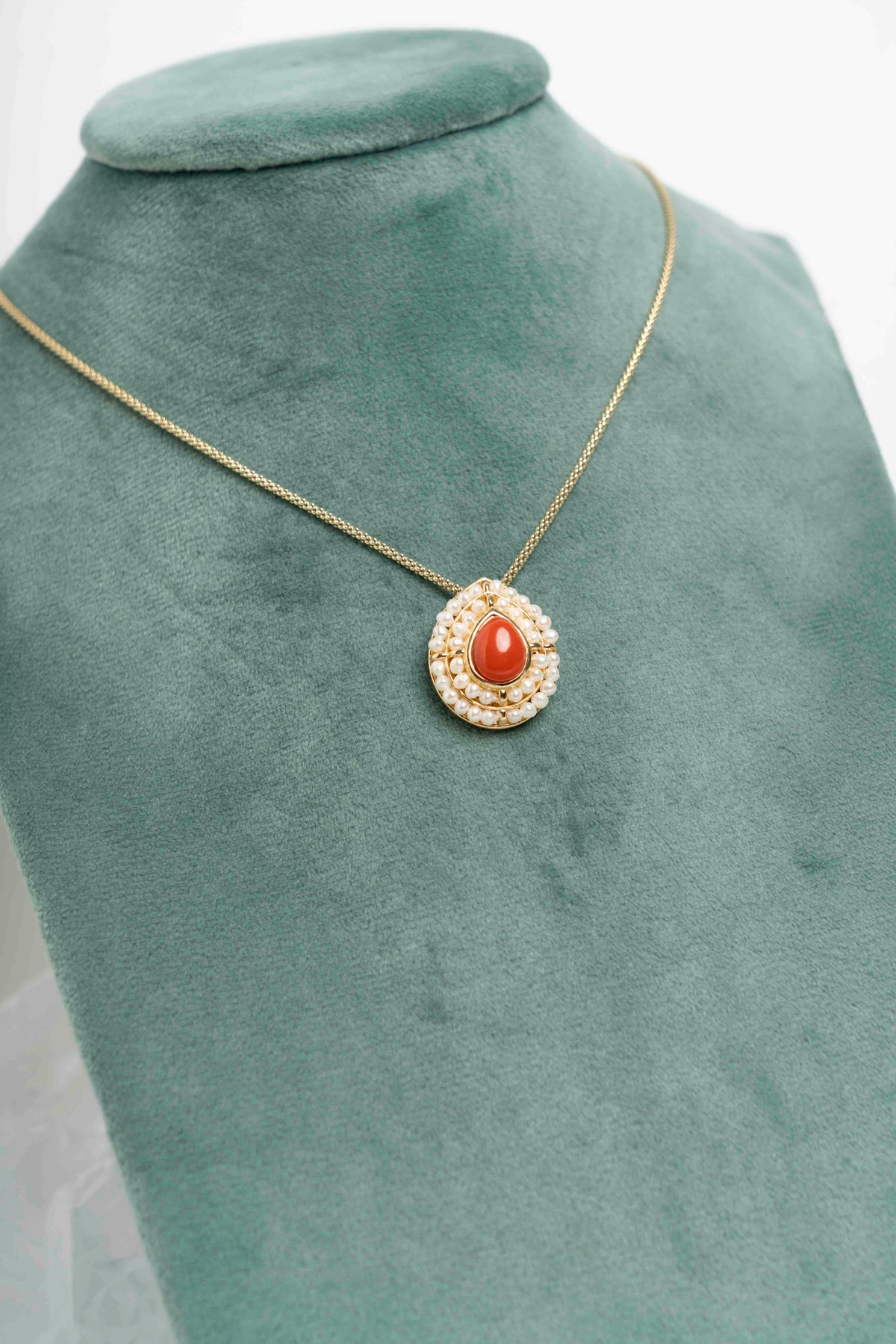 SOARA - COLLANA CON PENDENTE A GOCCIA CORALLO E PERLE