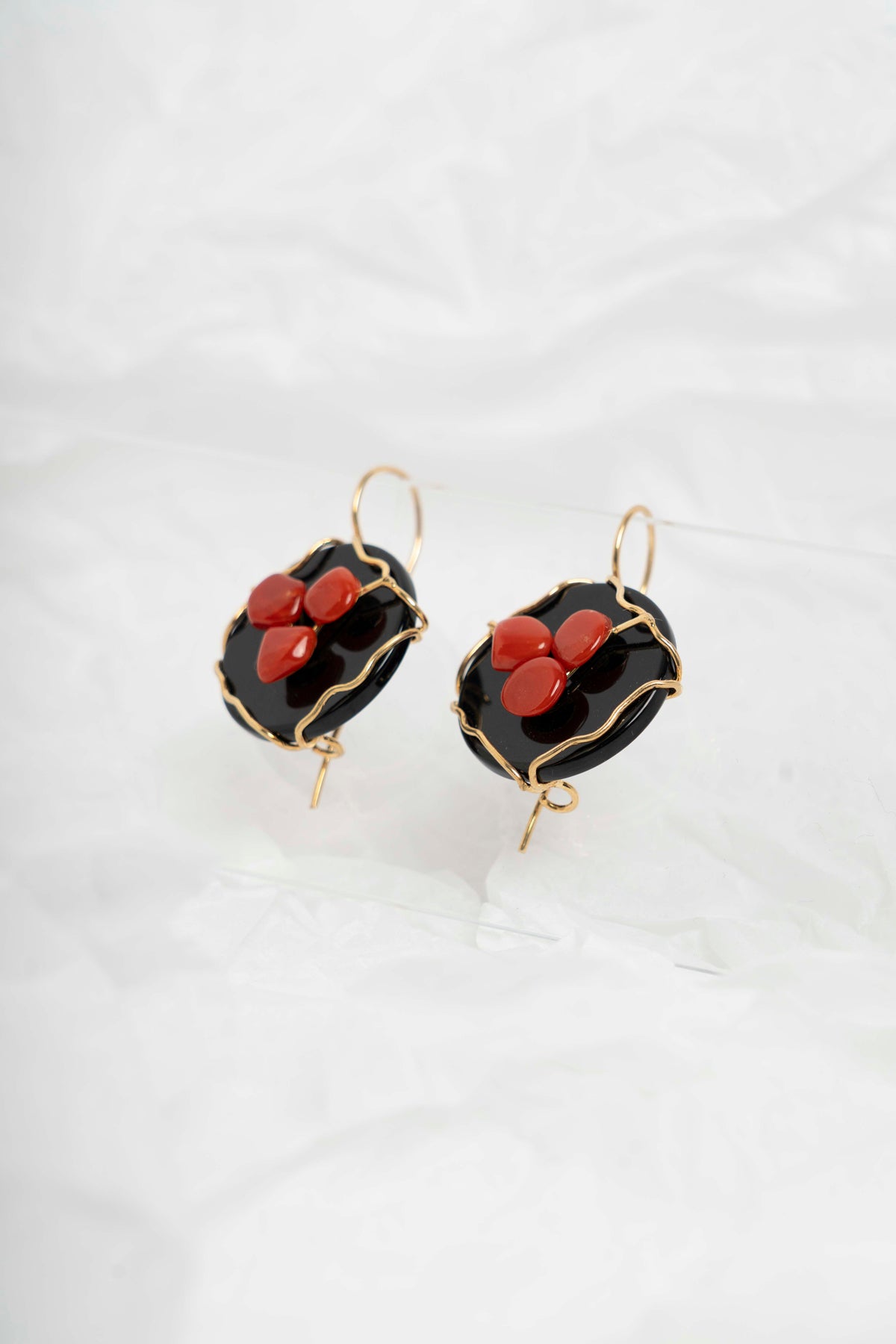 SOARA - ORECCHINI PENDENTI IN ONICE E CORALLO