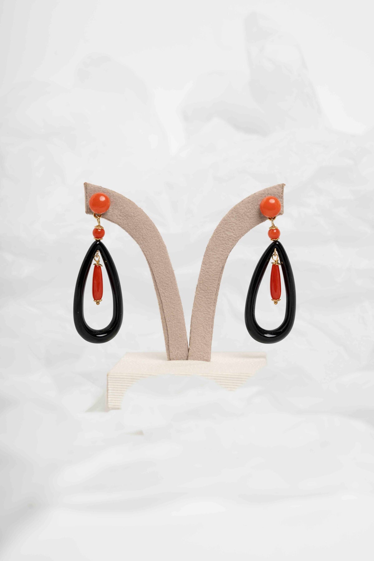 SOARA - ORECCHINI PENDENTI  A GOCCIA ONICE E CORALLO