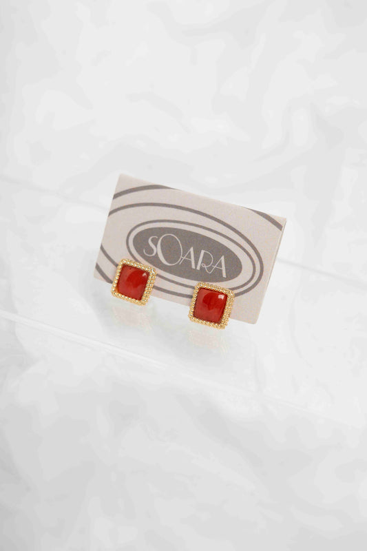 SOARA - ORECCHINI A LOBO QUADRATI IN ARGENTO DORATO E CORALLO