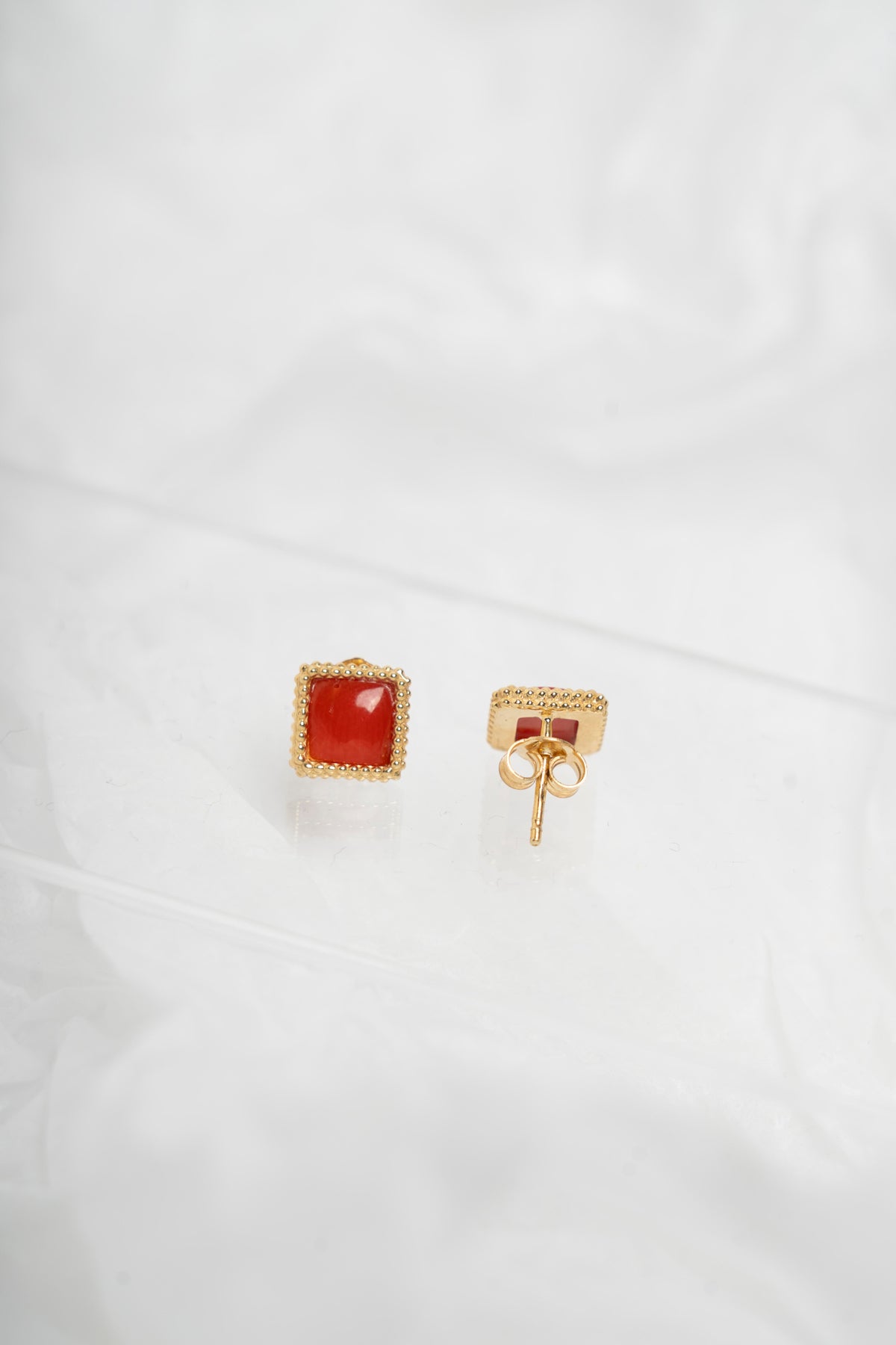 SOARA - ORECCHINI A LOBO QUADRATI IN ARGENTO DORATO E CORALLO