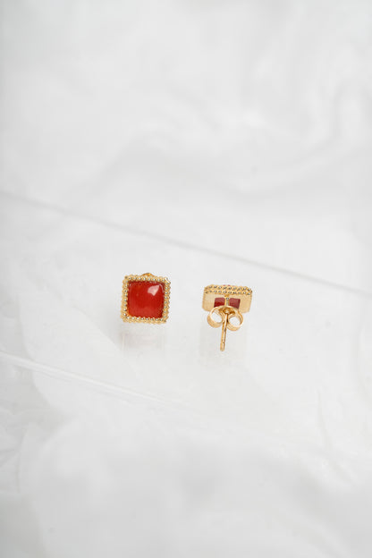 SOARA - ORECCHINI A LOBO QUADRATI IN ARGENTO DORATO E CORALLO