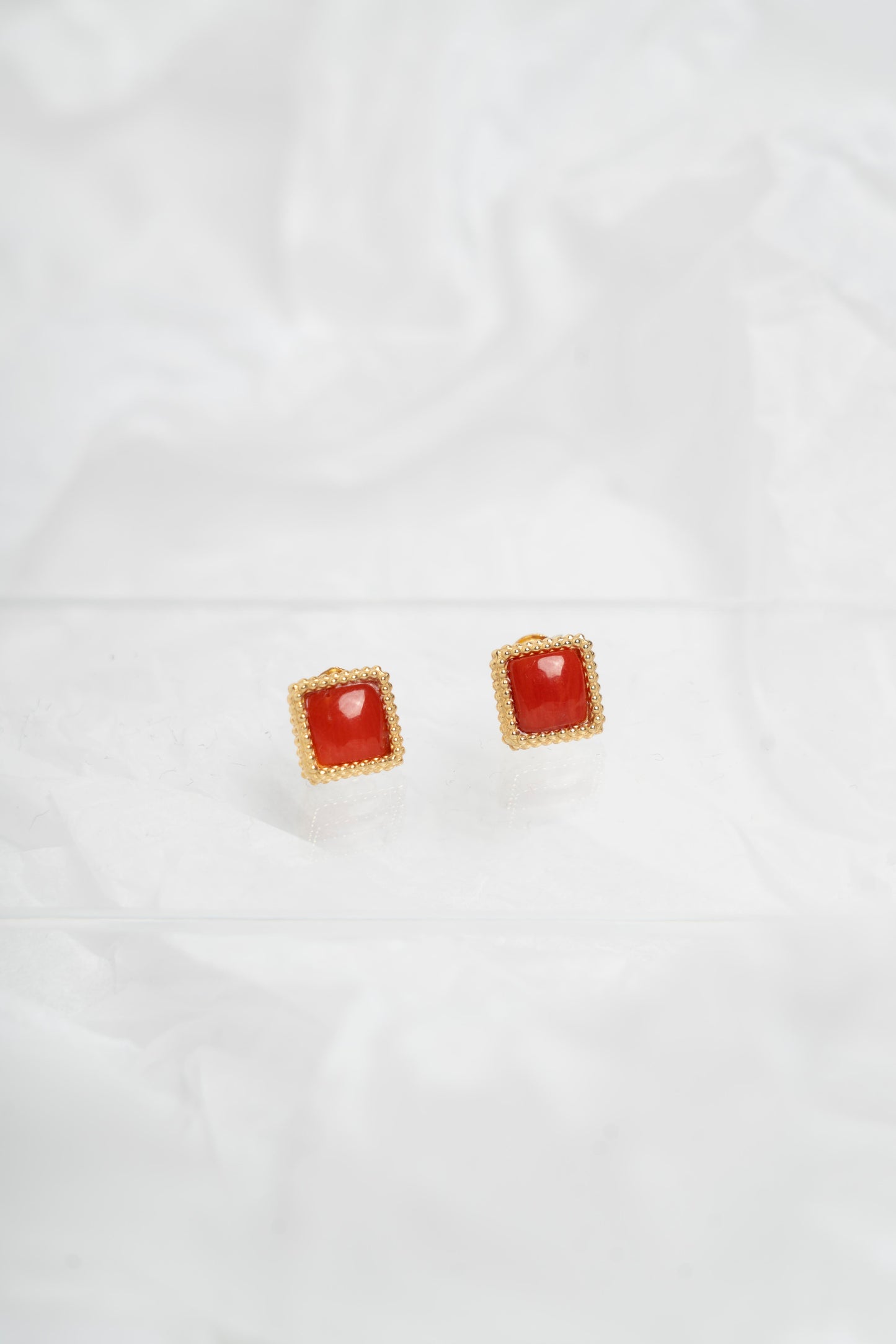 SOARA - ORECCHINI A LOBO QUADRATI IN ARGENTO DORATO E CORALLO