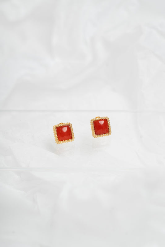 SOARA - ORECCHINI A LOBO QUADRATI IN ARGENTO DORATO E CORALLO