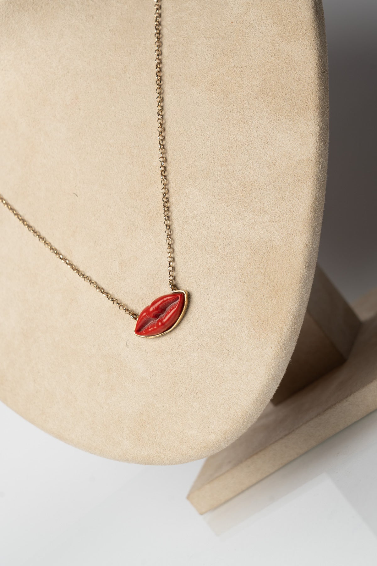 SOARA - COLLANA BOCCA IN ARGENTO DORATO E PASTA DI CORALLO