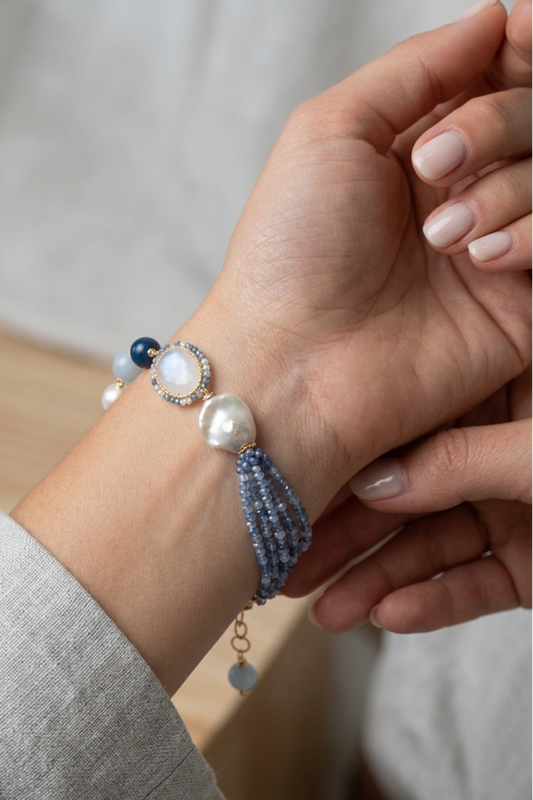 SICYLUI - BRACCIALE CON CRISTALLO DI ROCCA BIANCO ZIRCONI BLU E PERLE SCARAMAZZE