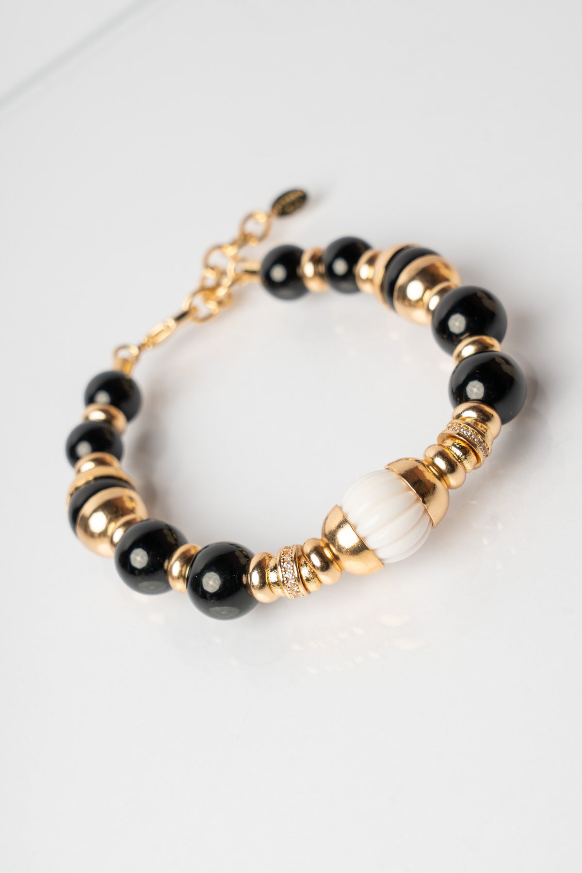 PABLO - BRACCIALE IN OTTONE DORATO AGATA NERA E POLIMERO BIANCO