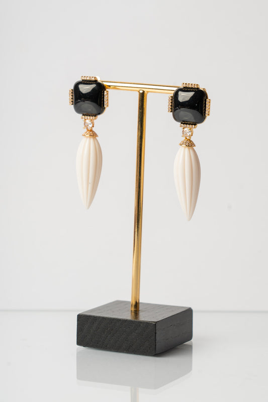PABLO - ORECCHINI PENDENTI IN OTTONE DORATO AGATA NERA E POLIMERO BIANCO