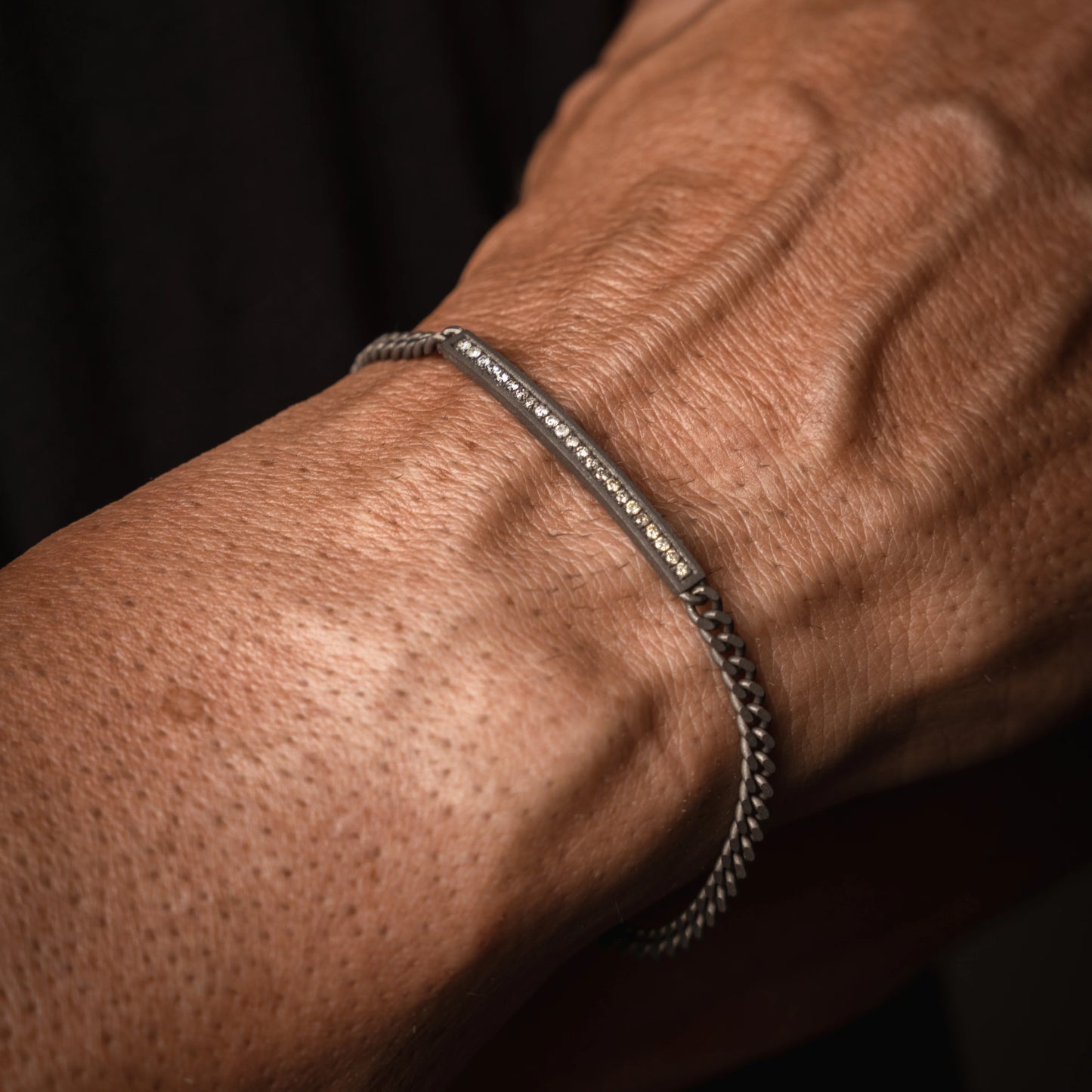 MANO J - BRACCIALE UOMO IN TITANIO CON BARRETTA, DIAMANTI BROWN CON UNA CATENA GROUMETTE E ORO ROSSO 9KT