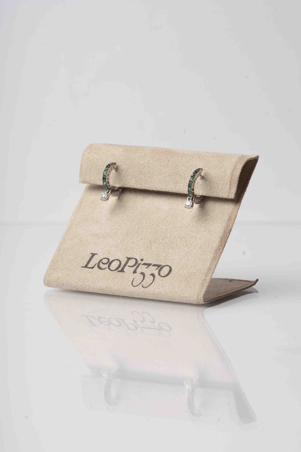 LEO PIZZO - ORECCHINI CERCHI ORO BIANCO CON SMERALDI E DIAMANTE PENDENTE