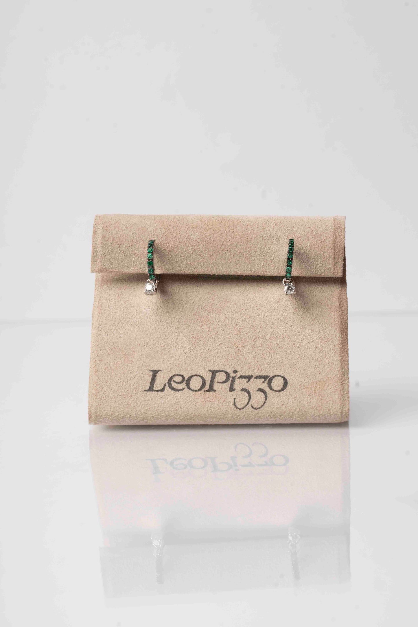 LEO PIZZO - ORECCHINI CERCHI ORO BIANCO CON SMERALDI E DIAMANTE PENDENTE