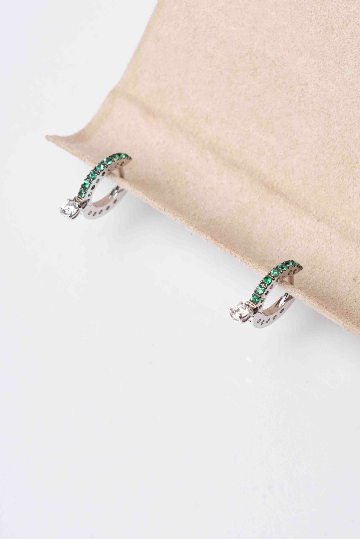 LEO PIZZO - ORECCHINI CERCHI ORO BIANCO CON SMERALDI E DIAMANTE PENDENTE