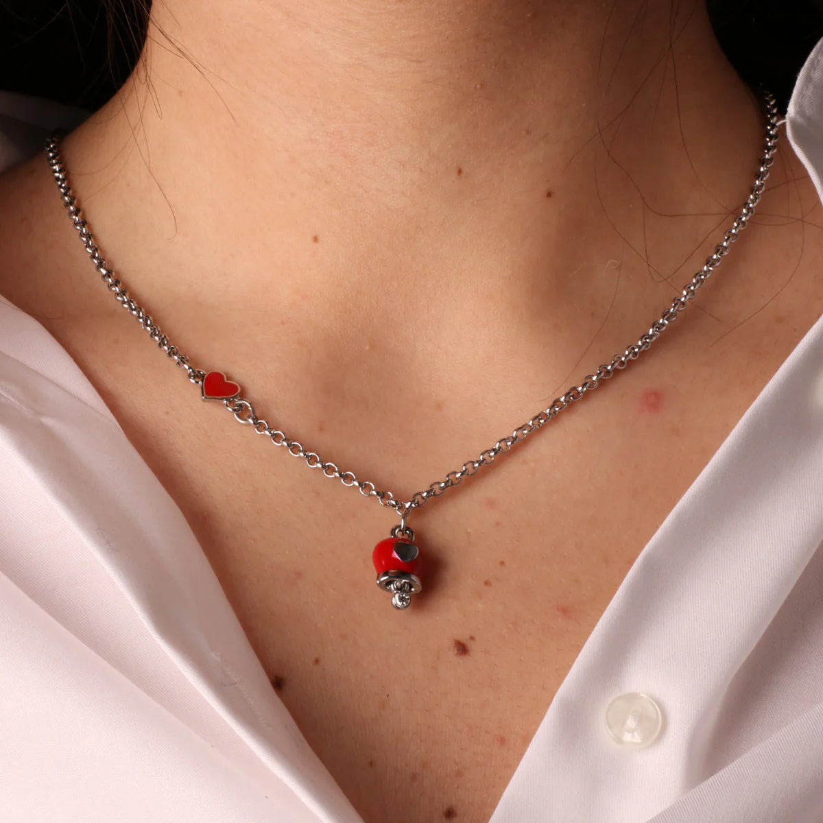 COLLANA IN METALLO RODIO CAMPANELLA ROSSA CUORI