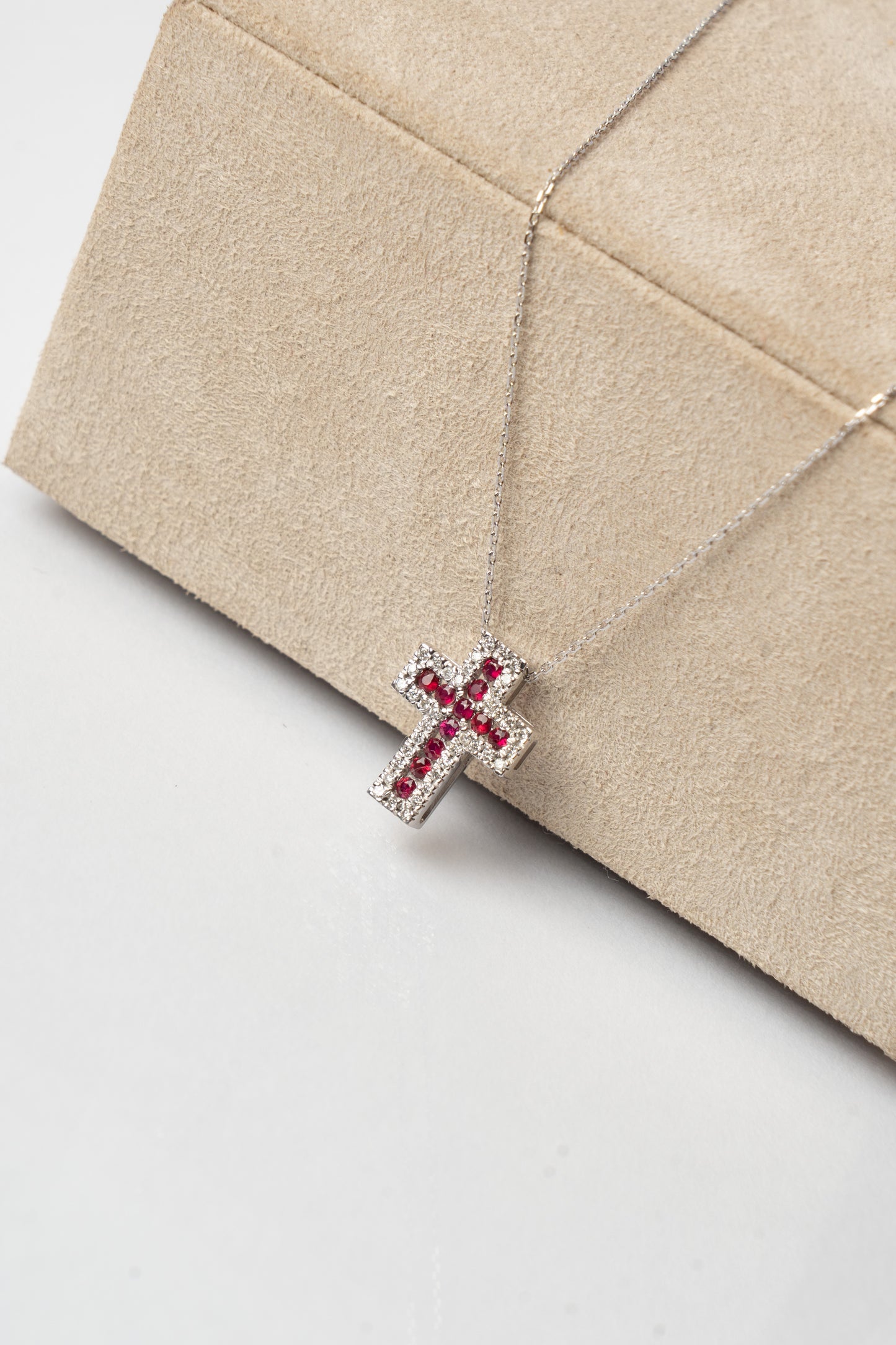 SAR GIOIELLI - COLLANA IN ORO BIANCO E CROCE CON RUBINI E DIAMANTI