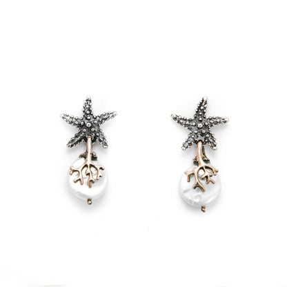 NEMORIS -  ORECCHINI IN ARGENTO E BRONZO STELLE MARINE E CORALLO CON PENDENTE PERLA